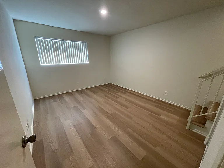 11748 Courtleigh Dr — Photo 6
