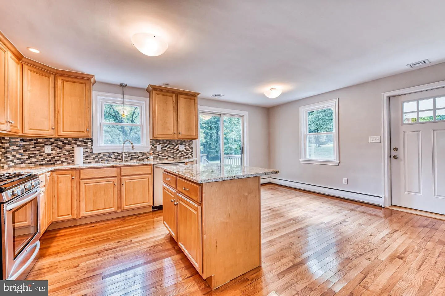 3 bed, 1.5 bath, 1268 sqft, $3,500 — Photo 4