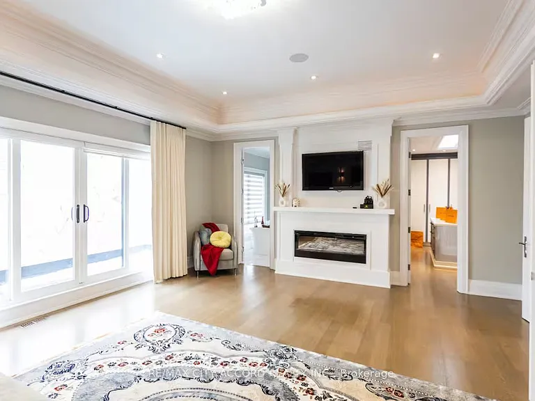 98 Upper Canada Dr — Photo 15