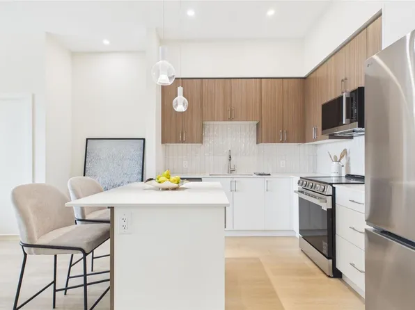 777 Station Ave #211, Langford, BC V9B 2S1