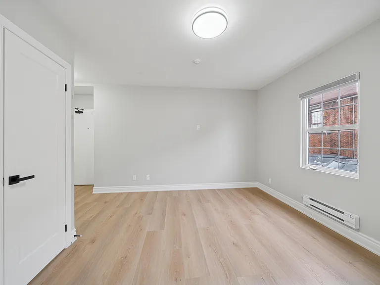 251 Simcoe St S #103 — Photo 6