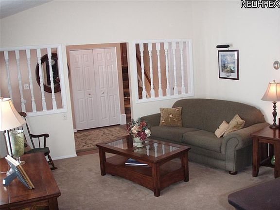 3rd image of 27059 Sweetbriar Dr