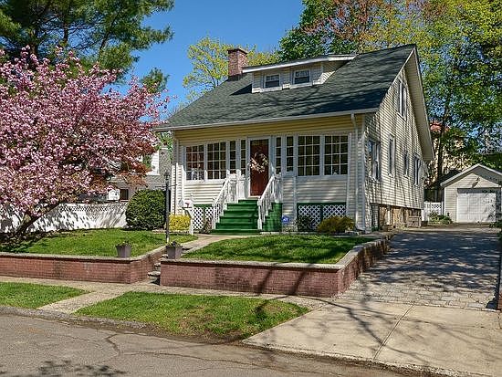1st image of 21 Valois Pl