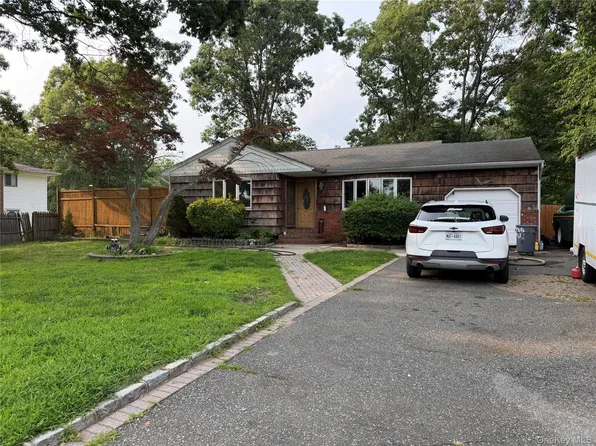 2109 Orinoco Drive, West Islip, NY 11795
