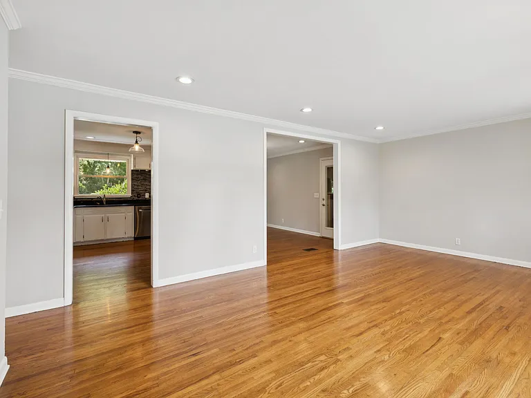 314 Derby Ln — Photo 5