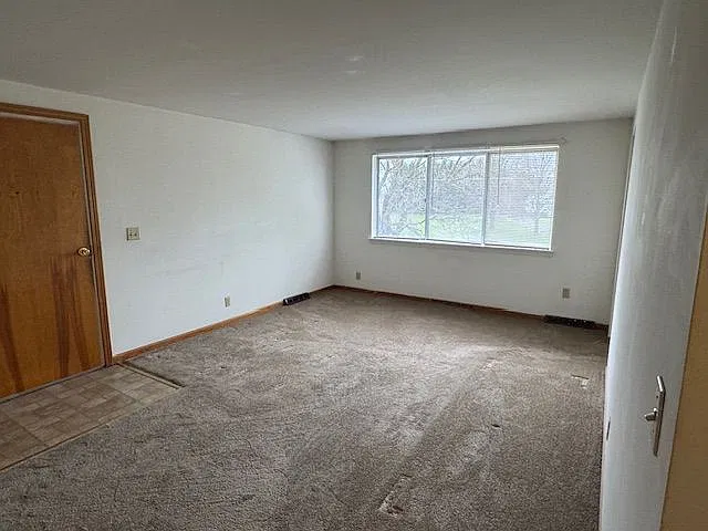 2 bed, 1.0 bath, 810 sqft, $1,015 — Photo 2