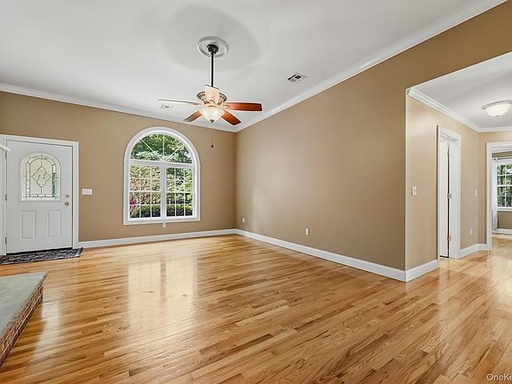 5th image of 98 Wood Road