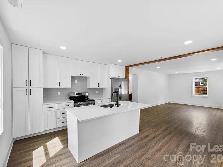2942 Reid Ave — Photo 3
