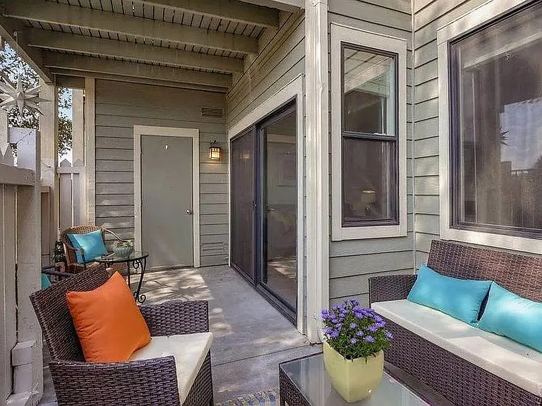 185 Lakeshore Ct — Photo 5