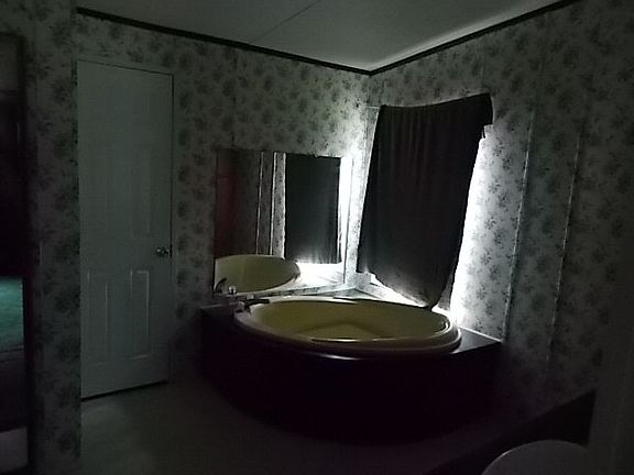 5th image of 215 Oleander Cir