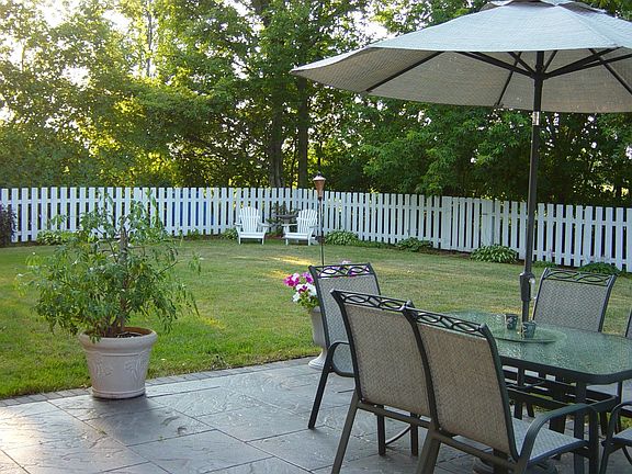 Beautifully landscaped back yard, great for outdoor dining.
