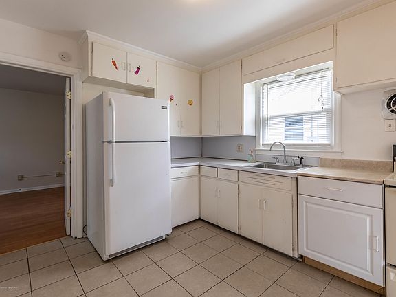 4th image of 2309 Marguerite Ave