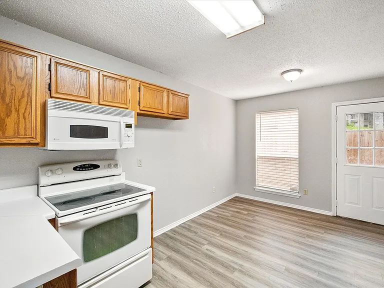 1217 Hidden Creek Dr — Photo 9