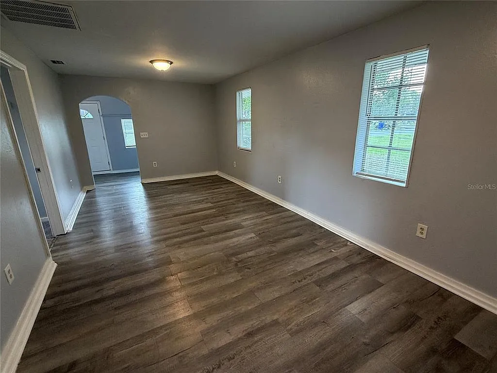 3 bed, 1.0 bath, 962 sqft, $1,275 — Photo 3