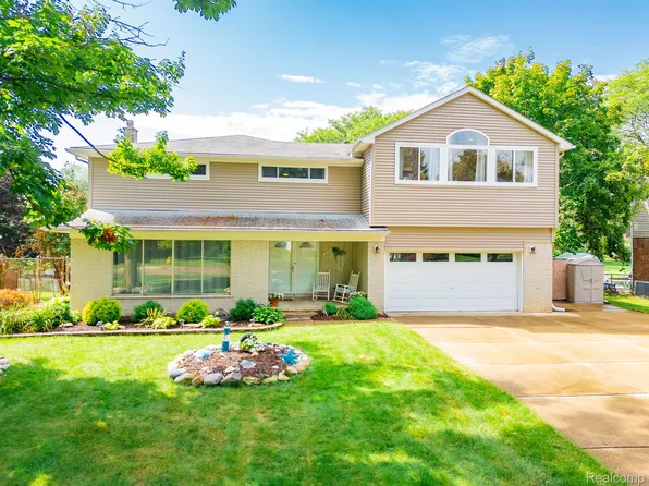 21644 Knudsen Dr, Grosse Ile, MI 48138