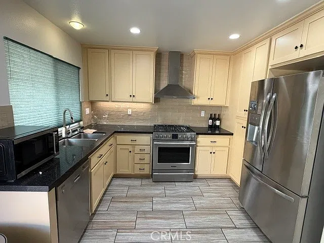 3 bed, 1229 sqft, $3,500 — Photo 2