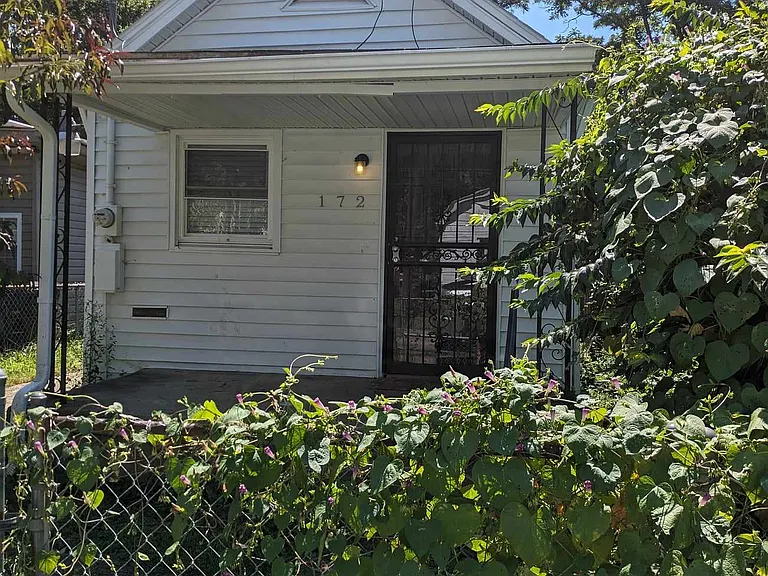 172 Eddie St — Photo 11