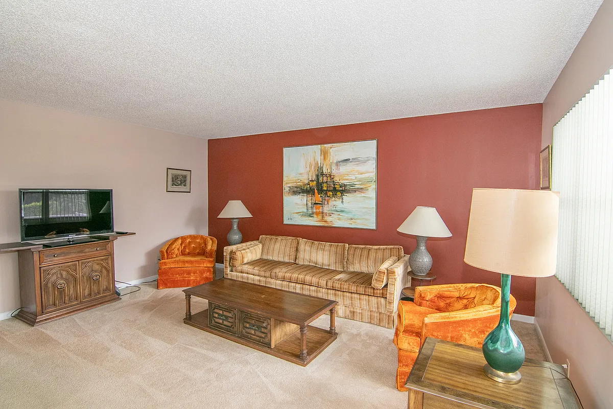 Building Photo - 39 Burgundy Dr #A
