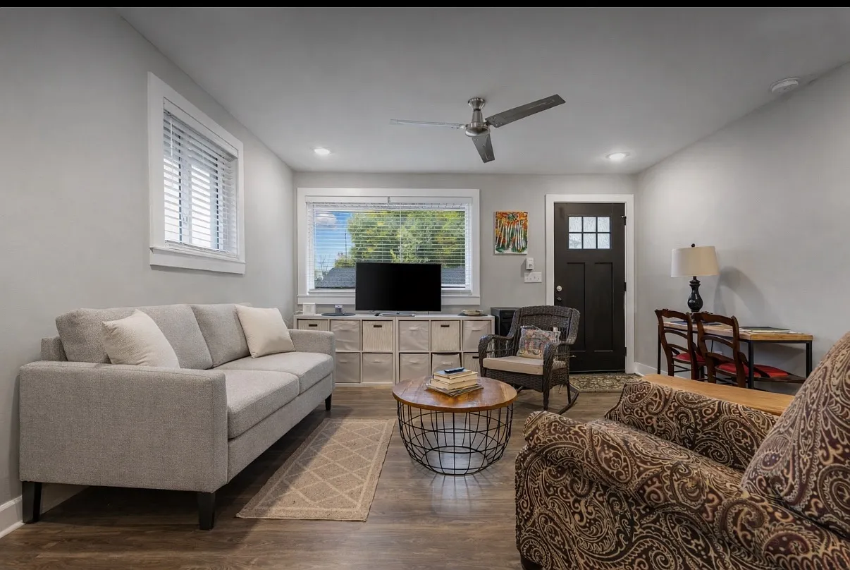 2 bed, 880 sqft, $1,800 — Photo 3
