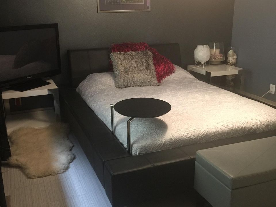 Largest bedroom with Queen bed that can alternate side table