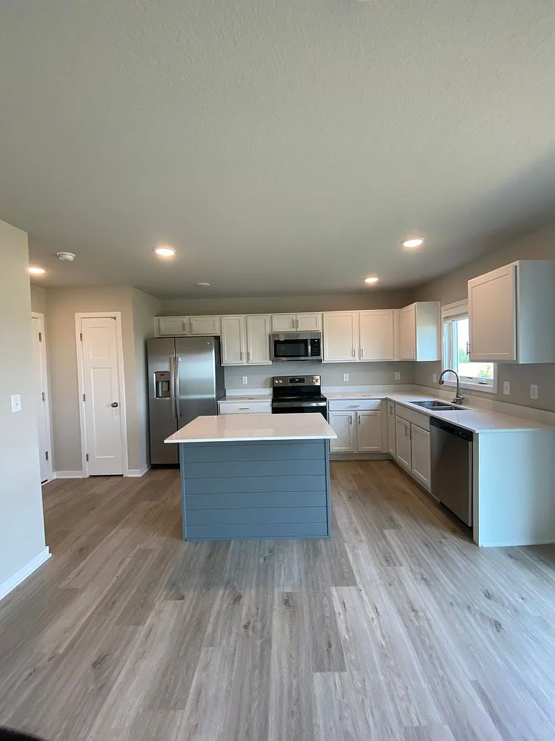 Newer Build Home in Beautiful Norwalk! HUGE finished basement! — Photo 2