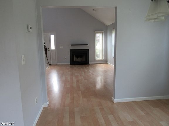 5th image of 264 Edgeware Ct