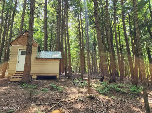 Stephanie Ln, Peru, MA 01235