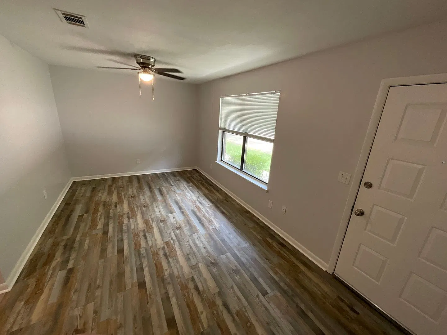 1/1 Apartment in Chipley with Water, Sewer, Garbage, & Lawn Maintenance Included! — Photo 3