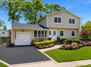 46 39th St, Islip, NY 11751