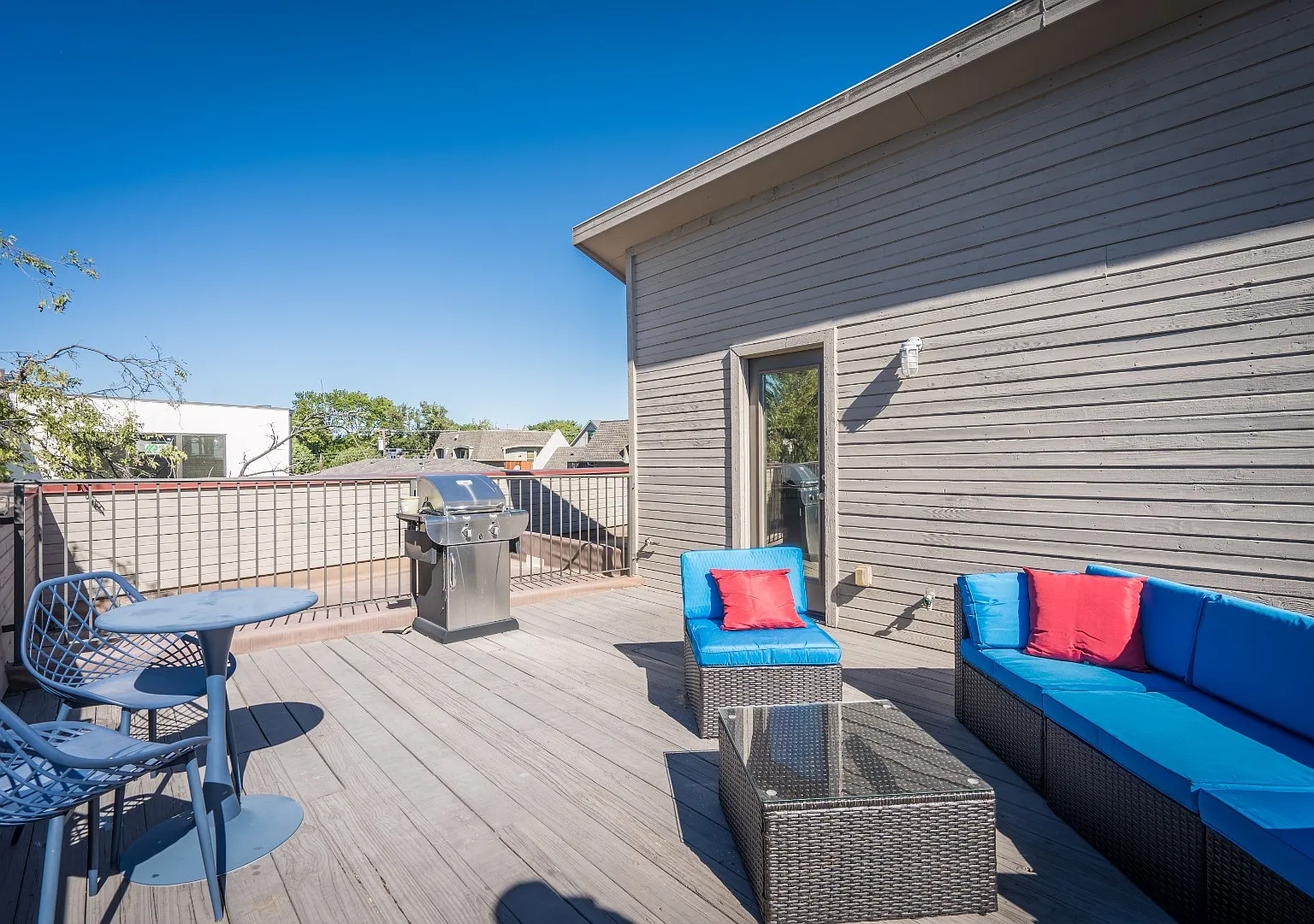 Henderson Ave Townhome with Rooftop Skyline Views — Photo 4
