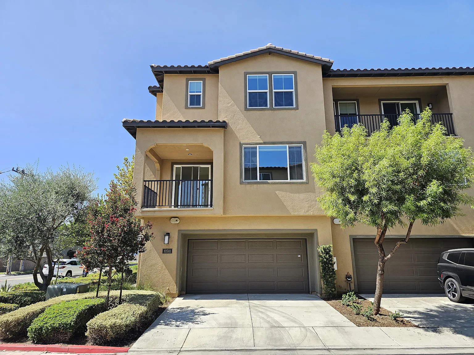 2 bed, 2.5 bath, 1342 sqft, $4,200 — Photo 2
