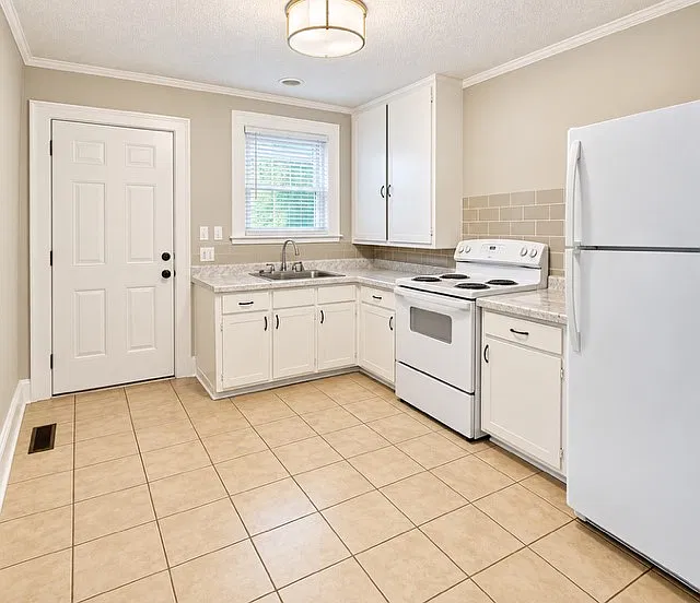 615 E Maple Ave — Photo 4