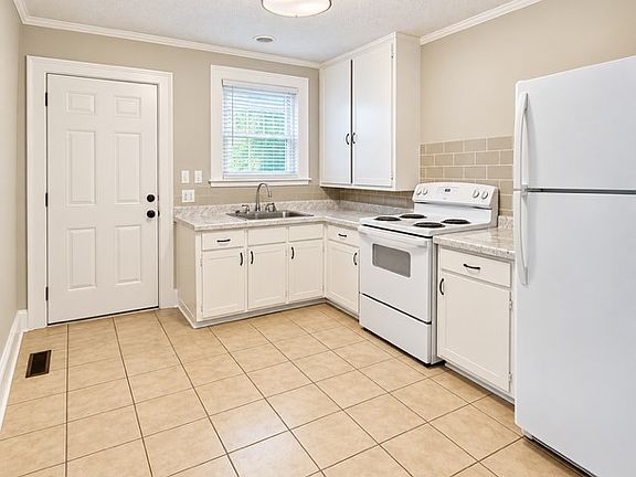 4th image of 615 E Maple Ave
