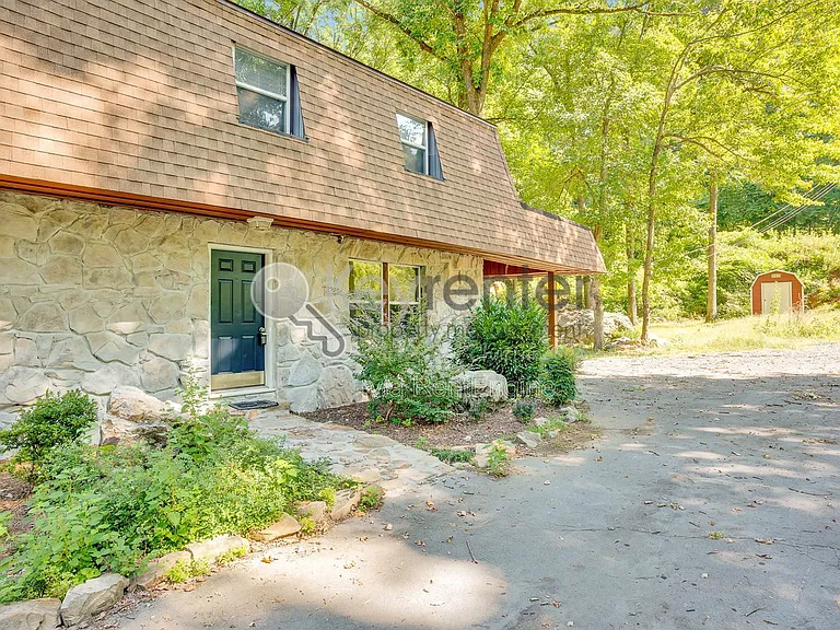 1461 Palisades Rd — Photo 2