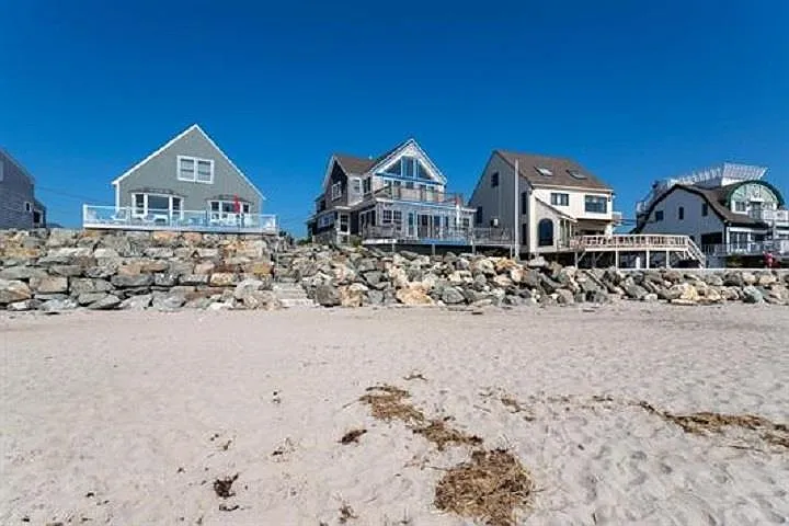 4 bed, 2.0 bath, 2612 sqft, $4,600 — Photo 2