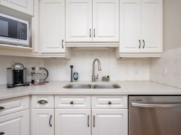 2 14th St NW #205, Calgary, AB T2N 1Z4