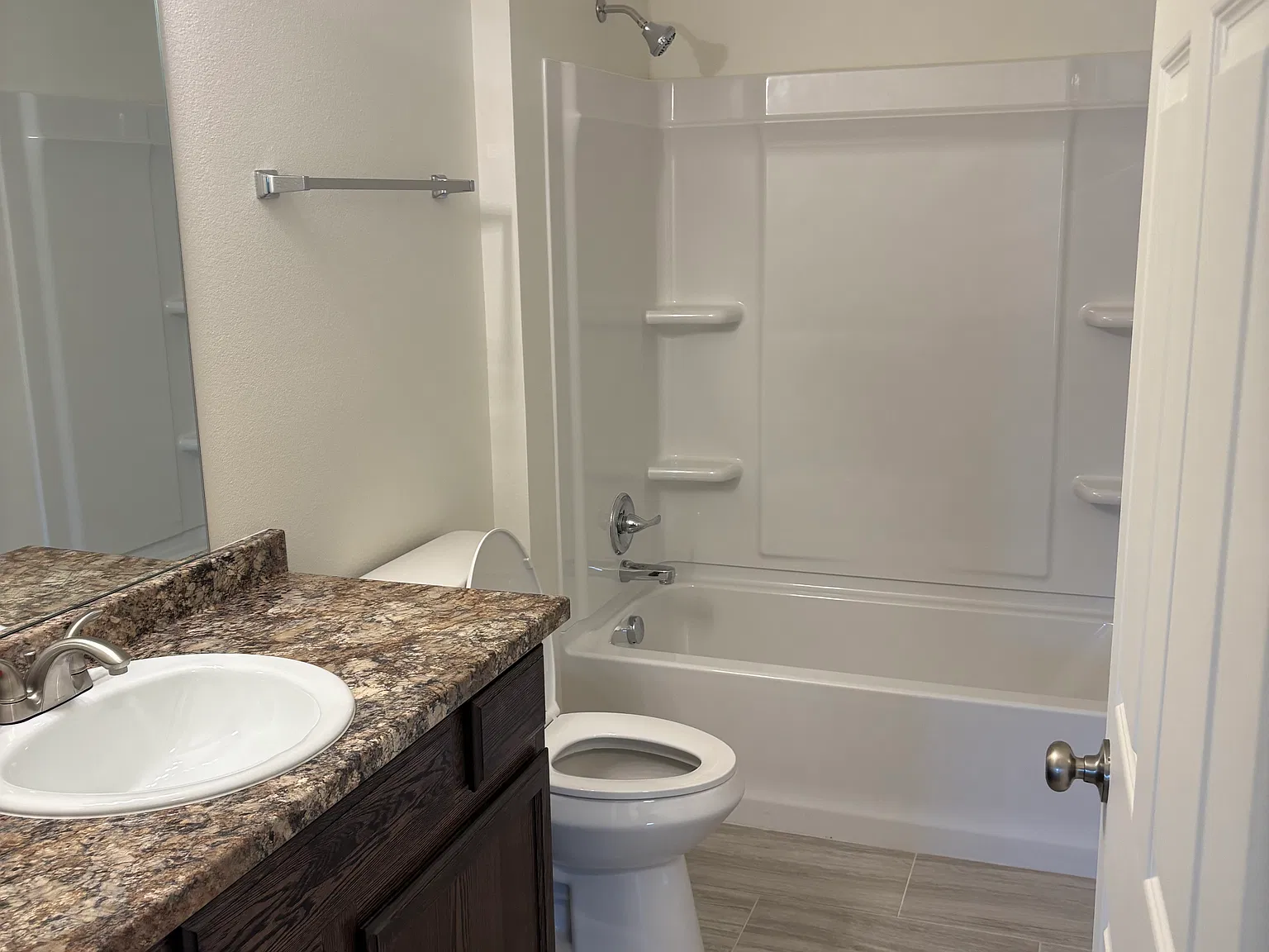 380 Terri Dr — Photo 4