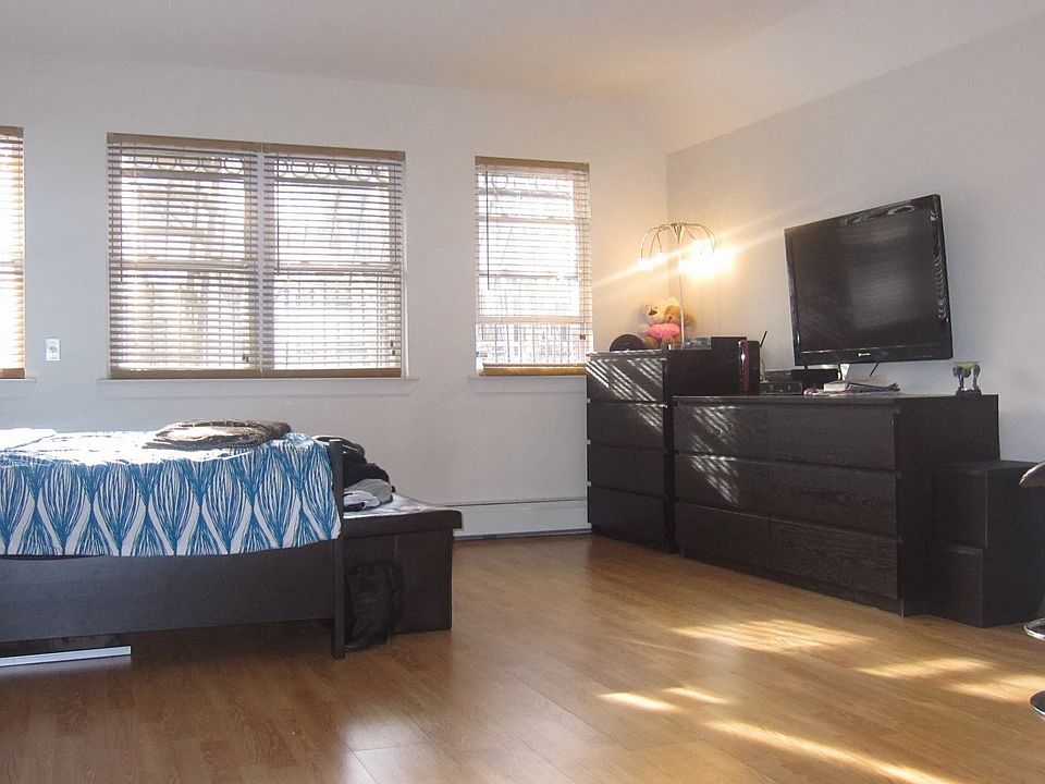 2nd image of 400 Montauk Ave #1