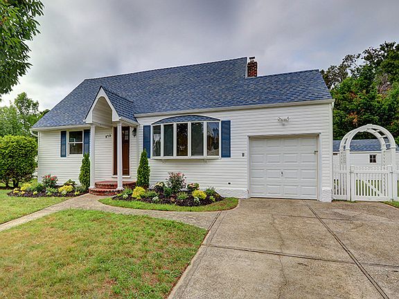 3rd image of 575 N Suffolk Ave