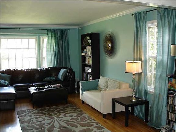 Living room (view 2)