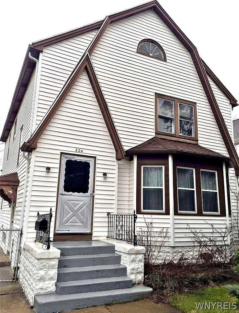 2 bed, 1.0 bath, 2107 sqft, $1,450 — Photo 1