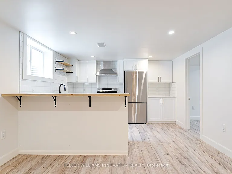81 Culver Cres #B — Photo 9