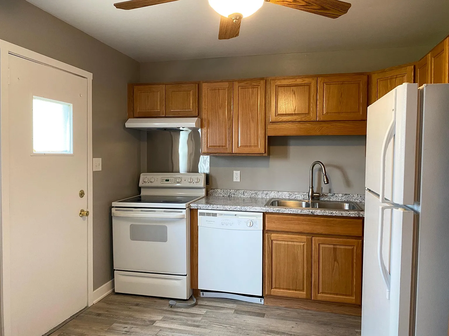 2 bed, 1.5 bath, 1000 sqft, $1,400 — Photo 2