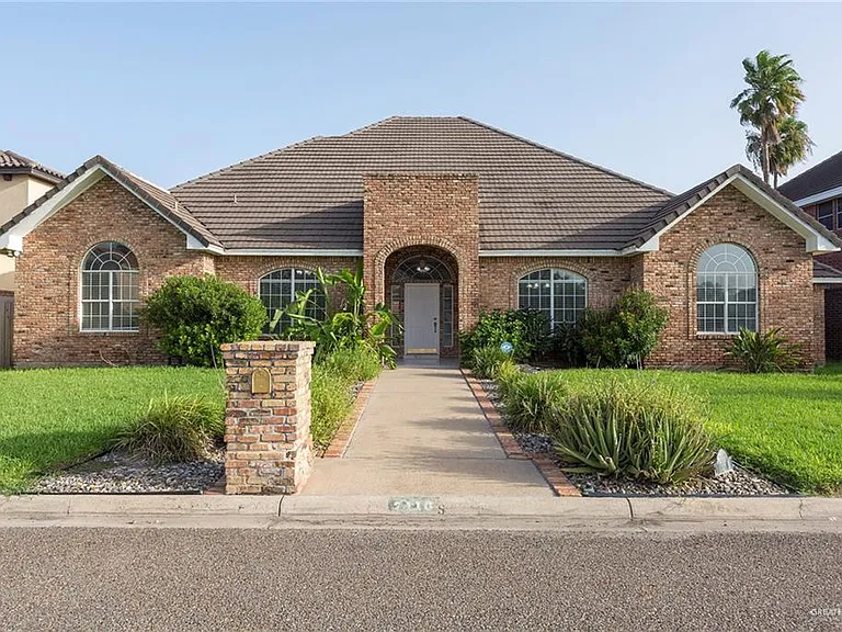 2110 Pecos St — Photo 1
