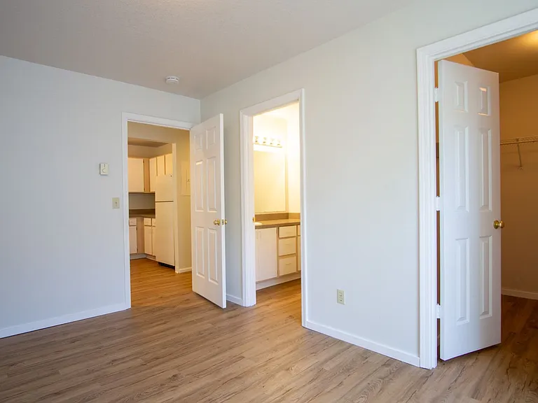 245 SW Hooker St #7 — Photo 8