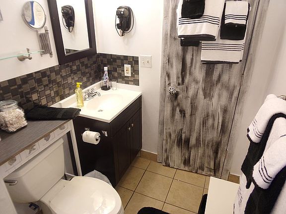 Full bath/shower combo