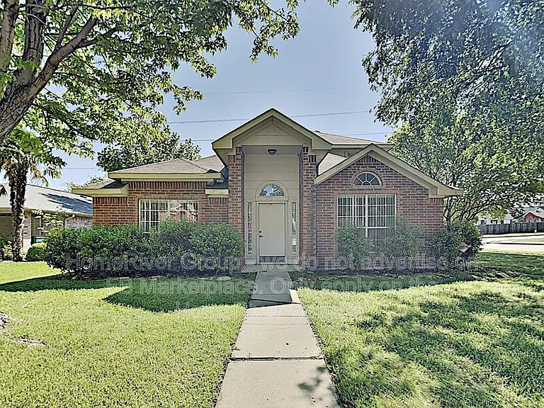 2115 Camelot Dr — Photo 1