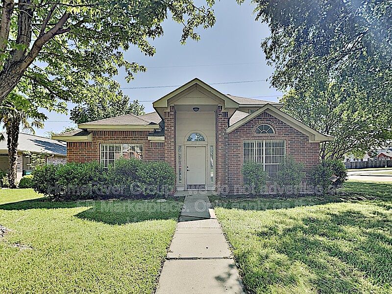1st image of 2115 Camelot Dr