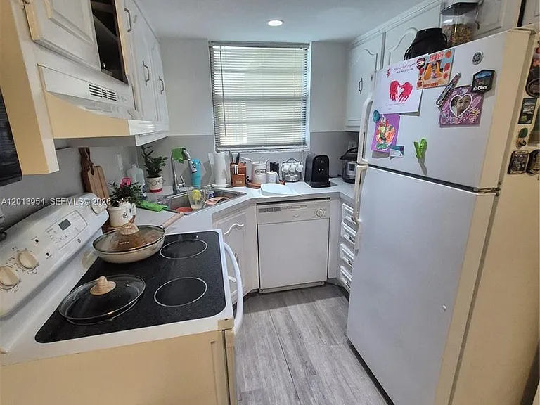 1975 NE 135th St #2H — Photo 8