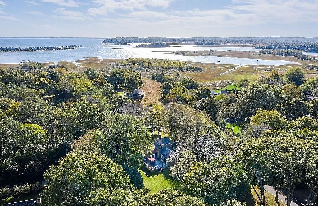 Private East Hampton Getaway - Spacious with Heated Pool — Photo 3